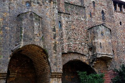 Zidul si turnurile de aparare ale orasului roman Barcino (Plaça Ramon Berenguer)