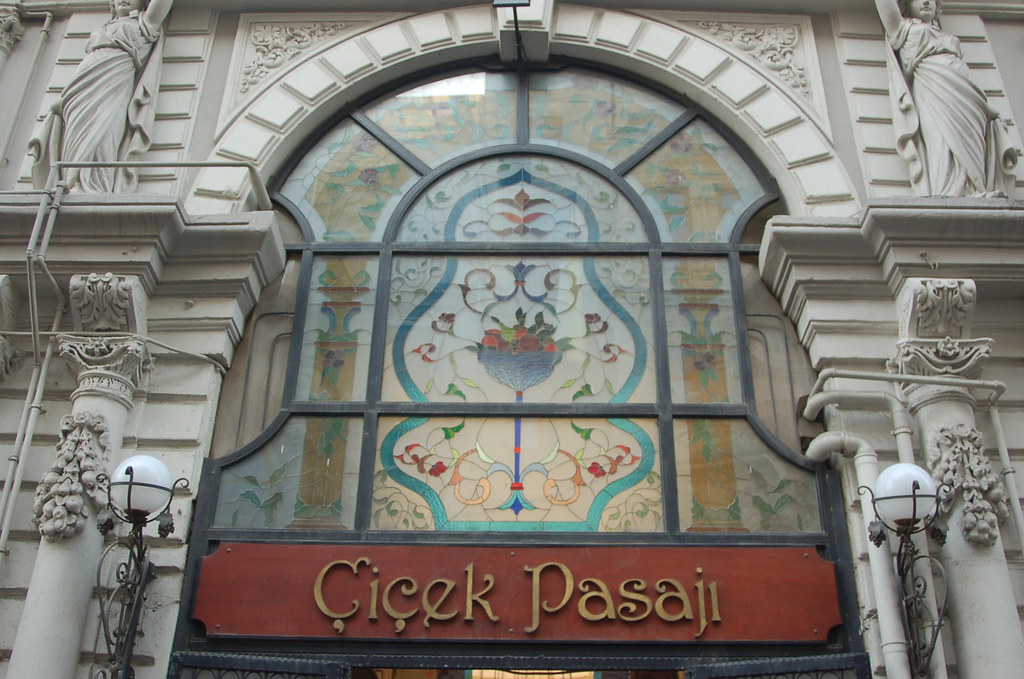 poze Cicek Pasaji, o piata unica acoperita din Istanbul