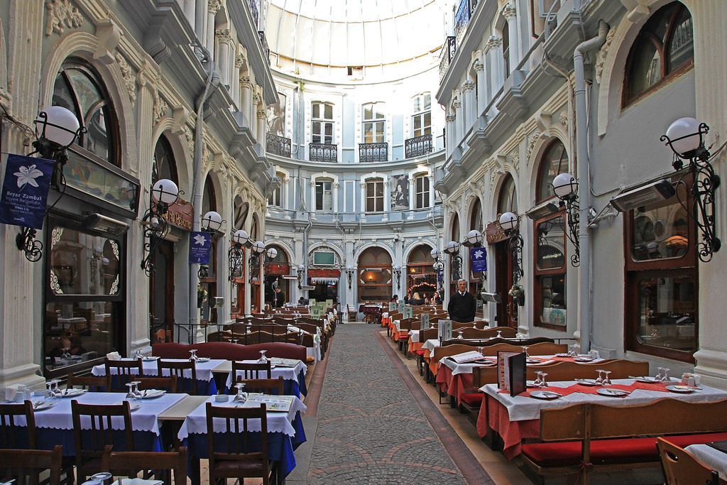 poze Cicek Pasaji, o piata unica acoperita din Istanbul